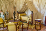 <center>Le château de Malmaison. </center> Chambre à coucher de l’Empereur tendue de gourgouran. La présentation actuelle remonte à l'ouverture de l'appartement au public en 1969.
Lit du Prince Eugène aux Tuileries, Jacob-Desmalter, 1806. Athénienne du type de celles réservées au souverain, attribuée à Marcion ; lavabo en porcelaine de Sèvres, 1813. Tapis moquette à fleurs, d‘un modèle utilisé dans les palais impériaux.