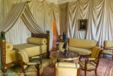 <center>Le château de Malmaison. </center> Chambre à coucher de l’Empereur. Canapé appartement du Grand Maréchal Duroc aux Tuileries et cinq fauteuils, certains provenant du cabinet du Premier Consul aux Tuileries, et d’autres de sa chambre à coucher de Saint-Cloud, Jacob Frères ; les sièges sont recouverts de Casimir jaune à galon noir conforme à la description de l'inventaire de Malmaison en 1814. Guéridon avec plateau de porphyre rouge, livré pour Murat à l'Élysée, Jacob Frères. Portrait du général Bonaparte, Bâcler d’Albe, an V (1796-1797).