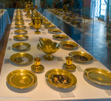 <center>Le château de Malmaison. </center> Pièces des services de l'Impératrice Joséphine et du prince Eugène. Manufacture de Dihl et Guerard, Paris. Porcelaine dure, 1811-1813. En mai 1811, l’impératrice Joséphine avait reçu livraison d’un service composé de 80 assiettes et d’un important surtout de table doré, complété en 1812 et 1813. Le prince Eugène avait également commandé un service, moins important, avec seulement 48 assiettes et sans surtout. A la mort de sa mère, il hérita de son service qui vint s’ajouter au sien.