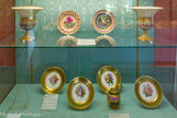 <center>Le château de Malmaison. </center> En bas, assiettes à dessert de Joséphine, décor de fleurs. Manufacture de Sèvres, 1809