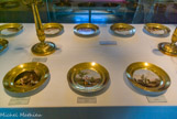 <center>Le château de Malmaison. </center> Pièces des services de l'Impératrice Joséphine et du prince Eugène. Manufacture de Dihl et Guerard, Paris. Porcelaine dure, 1811-1813. Candélabre en vermeil de Biennais. L'amour caresse avant de blesser, d'après Prudhon. Paysage champêtre avec bergers. Vue d'une des Barrières de Paris.