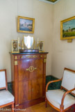 <center>Le château de Malmaison. </center> Chambre ordinaire dans l'appartement de Joséphine. Serre-bijoux au chiffre de Joséphine Bonaparte, acajou avec ornements d’acier taillé à facettes, Biennais. Miroir de toilette portatif, Biennais. Deux vases du salon de l’Impératrice au palais de Laeken, près de Bruxelles, porcelaine de Sèvres, 1805. Deux chaises et deux fauteuils livrés en 1810 pour le château de Navarre, résidence de l’impératrice Joséphine, près d’Evreux ; attribués à Jacob-Desmalter.