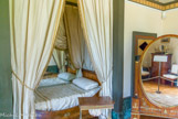 <center>Le château de Malmaison. </center> Chambre ordinaire dans l'appartement de Joséphine. L’Impératrice se tenait plus volontiers dans cette pièce beaucoup plus claire et riante que dans la grande chambre à coucher d’apparat. Lit d’acajou sans provenance historique.