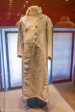 <center>Le château de Malmaison. </center> Robe de chambre portée par Napoléon à Sainte-Hélène. Avant le départ de Napoléon pour Sainte-Hélène en 1815, Marchand premier serviteur de l’Empereur, prit des dispositions pour mettre à l’abri les habits impériaux. Seuls furent emportés en exil les vêtements auxquels Napoléon était attaché et ceux pouvant lui être utiles. Réveillé très tôt, Napoléon revêtait sa tenue du matin : robe de chambre en piqué blanc, pantalon à pied, pantoufles et, sur la tête, un madras.