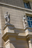 <center>Le château de Malmaison. </center> Statues d'une des façades.
