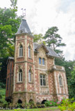 <center>Le château d'if. </center> Sur une petite île, Alexandre Dumas se fit construire le Château d'if, qui lui servit de lieu de travail et de refuge. Il est séparé du reste de la maison. Il s'agit d'un minuscule château au style néogothique, érigé sur un petit îlot. Les titres des œuvres de Dumas sont inscrits sur la façade.