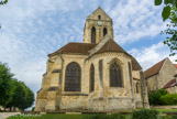 <center>Auvers-sur-Oise. </center> L'église Notre-Dame-de-l'Assomption. L’abside à pans coupés est ornée d’une corniche beauvaisine.