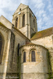 <center>Auvers-sur-Oise. </center> L'église Notre-Dame-de-l'Assomption. A la croisée du transept s’élève la tour du clocher carrée, percée sur chaque face de deux baies, avec un toit en bâtière, modèle courant en Ile-de-France.