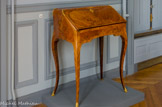 <center>Le château de Sceaux. </center> Bernard II van Risamburg (Paris, 1075 – 1766). Bureau en pente du château de Saint-Hubert, 1758. Placage de bois de rose, violette et amarante, marqueterie en bois de violette, bâti de chênes et résineux, bronze ciselé et doré.