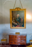 <center>Chambre Louis XVI. </center>Portrait de César de CHOISEUL, Duc de Praslin (qui acheta Vaux en 1764 attribué à ROSLIN.
Commode d'époque transition LOUIS XV- LOUIS XVI en marqueterie de bois d'amarante et de violette.
Chaises lyre en bois sculpté et peint, époque LOUIS XVI.