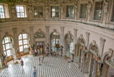<center>Le salon en rotonde. </center> Le Salon central, ancienne salle des Gardes au XVIIème s. est une pièce unique dans l'histoire de l'architecture française. Son originalité provient de sa forme ovale, inhabituelle à l'époque pour une salle de réception.
Elle comprend deux étages, modèle dit 