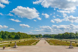 <center>Les Jardins. </center> En 1653-1654, Nicolas Fouquet charge André Le Nôtre de modifier le jardin préexistant.
L' arrivée au château se fait par un alignement bilatéral de 257 platanes. Les deux lignes d'arbres sont très proches de la chaussée puisqu'ils sont éloignés de seulement six mètres. Avec la grosseur des fûts des arbres, cela provoque un effet tunnel impressionnant; cet alignement long de 1400 mètres est classé monument historique.
Le jardin se compose de trois parties :
    * la première comprend une cour et une avant-cour;
    * la deuxième part du château et s’arrête aux petits canaux;
    * enfin, la troisième partie est constituée de ce qui est situé au-delà des petits canaux.
Au fond, les Grottes semblent construites au bout du Grand Miroir.