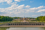 <center>Vue du bassin de la Gerbe.</center> De la balustrade qui surplombe les Grottes , la vue révèle tout le jardin et le château, distant de 1800 mètres.