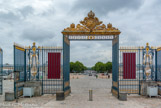 <center>La grille d'entrée. </center>Le château est situé face à la ville, à la convergence du trident formé par l'avenue de Saint-Cloud, l'avenue de Paris et l'avenue de Sceaux. A gauche, les Grandes Ecuries, à droite les Petites Ecuries.