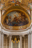 <center>La chapelle. </center> Le décor de la grande voûte est d’abord confié à Charles de la Fosse, choisi par Louis XIV. Mais après le décès de son protecteur Jules Hardouin-Mansart, le peintre initialement pressenti doit se limiter à la Résurrection, dans le cul-de-four de l’abside.