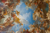 <center>Le salon d'Hercule. </center> Plafond par François Lemoyne entre 1733 et 1736 : l’apothéose d’Hercule, accueilli par Jupiter qui lui destine Hébé.