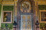 <center>Le salon de l'Abondance. </center>Accessible depuis le salon d’Hercule, il ouvre l'enfilade des salons du Grand Appartement du Roi. A gauche, Louis de France, dit le Grand Dauphin. A droite, Louis de Bourbon, duc de Bourgogne. Par Hyacinthe Rigaud. Au-dessus de la porte donnant vers l'ancien cabinet des Raretés figure un camaïeu d'or sur faux marbre représentant une figure allégorique de la Magnanimité, traditionnellement attribuée à Claude Audran III. À la base du plafond court une frise en stuc composée de trente-deux métopes séparées par des consoles. Bustes en bronze d'empereurs romains.