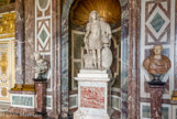 <center>Le salon de Vénus. </center> Dans la niche centrale, au centre du mur sud, une statue de Louis XIV en empereur romain, due au sculpteur Jean Varin, installée à cet emplacement vers 1682. A gauche, une Vénus capitoline, à droite, un Sénateur romain.