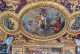 <center>Le salon de Vénus. </center> Consacré à Vénus, le plafond, dû à René-Antoine Houasse, s'organise autour d'une composition centrale : Vénus assujettissant à son empire les divinités et les puissances. Deux camaïeux entourent la composition, illustrant des enlèvements célèbres de la mythologie : Amphitrite enlevée par un dauphin (à gauche) et Europe enlevée par un taureau (à droite).