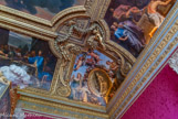 <center>Le salon de Mercure. </center> Antichambre de l’appartement du roi, plafond Mercure sur son char tiré par deux coqs, de Jean- Baptiste de Champaigne. Ce fut la chambre du nouveau roi d’Espagne Philippe V, petit-fils de Louis XIV, ancien duc d’Anjou. A gauche, Ptolémée II Philadelphe s'entretenant avec des savants juifs et se faisant expliquer la bible des Septante dans la bibliothèque d'Alexandrie. A droite, L'empereur Auguste recevant une ambassade d'Indiens lui offrant, entre autres, des tigres, bêtes encore inconnues des Romains. Dans l'écoinçon, la Justice.