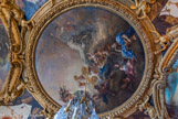 <center>Le salon d'Apollon. </center> Le Salon d'Apollon est dédié au dieu grec, dieu du soleil, auquel le Roi Soleil s'identifiait. Commandé par Louis XIV, le plafond est une peinture de Charles de La Fosse qui représente Apollon sur son char traîné par quatre coursiers, accompagné par les figures de la France, la Magnanimité et la Magnificence et le Cortège des saisons figurées par Flore, Cérès, Bacchus et Saturne.