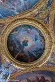 <center>Le salon de la Guerre. </center>Le plafond, compartimenté, réalisé par Le Brun.  La France est peinte au centre de la coupole, brandissant le foudre en s’abritant derrière un bouclier orné du portrait de Louis XIV. Les éclairs qui partent de cette figure se propagent dans les voussures où elles effraient les allégories de l’Espagne, de l’Allemagne et de la Hollande. Tout autour sont peintes des Victoires évoquant les batailles de Sinzheim, du pont de Strasbourg, ainsi que la prise de Luxembourg et celle de Fribourg. Cette composition fait symétrie avec la peinture de la coupole du salon de la Paix où est représenté le sujet : La France donne la paix à l’Europe. Autour, L'Espagne défaite, L'Allemagne défaite, La Hollande défaite, Bellone, déesse des combats.