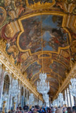 <center>La galerie des Glaces. </center> C'est une galerie de grand apparat de style baroque. Conçue et construite de 1678 à 1684 par l'architecte Jules Hardouin-Mansart, elle était alors destinée à illustrer le pouvoir du monarque absolu Louis XIV et à éblouir ses visiteurs, par son ornementation, par sa riche iconographie composée par Charles Le Brun et par ses dimensions inédites. Longue de 73 m, large de 10,50 m, la galerie est revêtue de 357 glaces, soit 21 glaces à chacune des 17 arches faisant face à 17 fenêtres.
