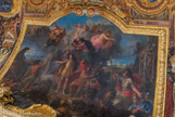 <center>La galerie des Glaces. </center> Le Roi donne ses ordres pour attaquer en même temps quatre des plus fortes places de la Hollande, 1672. Louis XIV est au centre de la composition, flanqué, à gauche, de Neptune qui lui propose ses vaisseaux tandis que Mars, à droite, lui amène ses troupes. Neptune brandit son trident, Mars sa lance ; les deux divinités sont debout dans un char, l’un terrestre, l’autre marin. Pluton a forgé les armes et les armures qui sont présentées au roi, tandis que les métaux précieux que recèle son empire sont disposés au premier plan. Curieusement, Pluton lui-même est peint tout en haut et comme en retrait. Le roi est conseillé par la Prévoyance qui tient un compas et un livre ouvert. Minerve, figurant la Sagesse, maintient au-dessus du roi son casque à panache orné de la couronne royale. Mercure est également auprès du roi dont il porte le bouclier, qui symbolise l’Éloquence royale. Planant dans les nuées, Cérès apporte l’approvisionnement en blé pour les troupes, tandis qu’en symétrie Apollon préside à la construction des remparts des citadelles.
