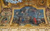 <center>La galerie des Glaces. </center> Le Roi donne ses ordres pour attaquer en même temps quatre des plus fortes places de la Hollande, 1672. il montre du doigt un détail d’une grande carte des Provinces-Unies qui est également désignée par un Amour, par Minerve – personnifiant toujours la Sagesse (ou Prudence) royale – et par la Gloire. Auprès de la carte principale, on distingue quatre cartes roulées des quatre villes qui seront assiégées en même temps : « Wessel » (Wesel), « Burich » (Büderich), « Orsoy » et « Rimberg » (Rheinberg). Charles Le Brun a très subtilement rendu la hiérarchie des rangs des membres de ce conseil de guerre : Monsieur, frère de Louis XIV, est sur le même degré que le roi ; Condé, prince du sang, a le pied droit sur le deuxième échelon ; enfin Turenne, qui a rang de prince étranger, a les deux pieds sur cet échelon inférieur.
