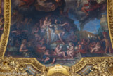 <center>La galerie des Glaces. </center> A gauche, le Roi gouverne par lui-même, 1661. Le roi est au centre, assis sur son trône, le timon de l’État dans la main droite. Auprès de lui, les trois Grâces symbolisent les dons que le Ciel lui a accordés. Le visage du roi se reflète dans le bouclier de Minerve : Le Brun a ainsi habilement associé le symbole de la Prudence (le miroir) à la déesse tutélaire de cette vertu, Minerve, qui représente plus généralement la Sagesse royale. Celle-ci montre au roi la Gloire, qui est assise sur un nuage et qui tend vers le roi la couronne d’immortalité : un cercle d’or surmonté d’étoiles. La Gloire est aussi désignée par Mars, le dieu de la Guerre, entendu ici comme la Valeur royale, démontrant que la Gloire susceptible d’être obtenue par le roi « ne peut être le prix que de sa sagesse [symbolisée par Minerve], et de son courage [figuré par Mars] » (Rainssant). Tout autour du trône, au premier plan, des Amours figurent les Génies des divertissements : ils écrivent, jouent de la musique, jouent aux cartes, aux dames, s’amusent avec des masques de théâtre ; ces Génies symbolisent les plaisirs auxquels s’adonnait le roi lorsqu’il décida de prendre en main les rênes de l’État. Le mariage du roi avec Marie-Thérèse est évoqué par l’Hymen portant un flambeau allumé et tenant une corne d’abondance. En bas à gauche, la France assise se repose, tenant négligemment de la main droite un rameau d’olivier, symbole de paix, et appuyée sur un faisceau signifiant la justice qui règne dans le royaume.