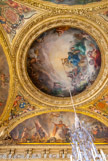 <center> Le salon de la Paix.</center>  C'est un salon situé au bout de la Galerie des Glaces. Il donne sur le Grand Appartement de la Reine. La France donne la paix à l'Europe. Cette composition fait symétrie avec la peinture de la coupole du salon de la Guerre où est représenté le sujet : La France foudroyant ses ennemis. Sur le pourtour : la Concorde terrassant la Discrde, cahant à moitié l'Envie. Sous l'auetl enflammé de la Religion, l'Hérésie. L'Innocence, la Magnificence avec le plan d’architecture, l'Abondance, l'Allégresse publique avec l'Amour des plaisirs qui joue du triangle, L’Hymen, les Trois Grâces et la Paix.