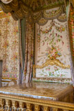 <center>La chambre de la Reine.</center> La chambre est la pièce principale de l’appartement, celle où la reine se tenait le plus souvent. Elle y dormait, souvent rejointe par le roi. Le matin, elle y recevait durant et après sa Toilette qui constituait un moment de Cour aussi réglementé par l’étiquette que le Lever du roi. C’est là encore qu’avaient lieu les accouchements en public : dix-neuf « Enfants de France » y sont nés. Lors de l’invasion du château par les émeutiers le 6 octobre 1789, Marie-Antoinette parvint à leur échapper par la petite porte gauche de l’alcôve ouvrant sur un corridor donnant accès aux cabinets intérieurs de la Reine, une douzaine de petites pièces réservées à sa vie privée et à son service. e lit de la grande chambre de la Reine est la restitution du meuble d’été qui s’y trouvait quand Marie-Antoinette et la famille royale quittèrent pour toujours Versailles le 6 octobre 1789. Cette reconstitution du dernier état connu par la Reine fut réalisée entre les années 1946 et 1975, d’après un dessin conçu par Jean-François Bony. Œuvre unique, la courtepointe pour sa part est d’origine.
