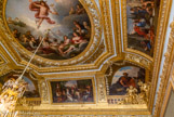 <center>Le salon des Nobles.</center> C'est un salon du Grand appartement de la Reine. C'est là où la reine de France ou les dauphines qui occupèrent l'appartement donnent leurs audiences et tiennent leur cercle. Le plafond reste celui qu'a connu la reine Marie-Thérèse et est dû à Michel II Corneille. La composition centrale représente Mercure répandant son influence sur les arts et sur les sciences. Les voussures sont ornées chacune d'une composition illustrant de grandes figures féminines de l'Antiquité qui s'illustrèrent dans ces domaines. Pénélope travaillant à sa tapisserie, et à droite, Aspasie d'entrenenant avec des philosophes.