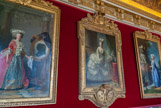 <center>L’antichambre du Grand Couvert.</center> A droite, portrait de Madame Adélaïde, fille de Louis XV par Adélaïde Labille-Guiard qui a fait aussi le portrait de gauche, celui de Madame Victoire, autre fille de Louis XV. Au centre portrait de Marie- Antoinette (1779) par Mme Vigée-Lebrun.