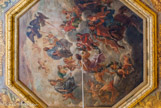 <center>La salle des Gardes.</center> Le plafond a reçu un décor peint par Noël Coypel. La composition centrale, octogonale, représente Jupiter parcourant les airs, tenant la baguette divine, debout sur un char d’argent tiré par deux aigle, entouré par les allégories évoquant l’équité, la piété et l’abondance et escortées par des petits génies tenant des guirlandes de fleurs ou chassant des créatures néfastes.