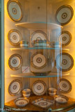 <center>Le Petit Appartement de la reine.</center> Pièces du service en porcelaine de Sèvres dit « à frise riche en couleurs et riche en or » commandé par Marie-Antoinette et livré par la manufacture de Sèvres en 1784.