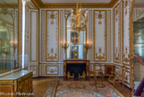 <center>Le Petit Appartement de la reine.</center> Le grand cabinet intérieur de la Reine, ou cabinet doré. Les tentures précieuses de 1779 furent remplacées par des boiseries dorées et la pièce fut rebaptisée le cabinet doré par  Marie-Antoinette. Les boiseries des frères Rousseau montrent un décor de sphinx et de trépieds antiques.