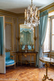 <center>Le Petit Appartement de la reine.</center> Le cabinet de la Méridienne. L’ancien oratoire fut converti en tant que cabinet de la Méridienne avec des nouvelles boiseries par Jacques Verberckt en 1746-1748. En 1781, pour fêter la naissance du premier dauphin, Louis XVI chargea Richard Mique de le réaménager. C'est dans cette pièce octogonale que Marie-Antoinette pouvait se reposer dans la journée. Un décor conçu par Richard Mique remplace l'ancien décor rocaille. Un guéridon au plateau en bois pétrifié, monté sur un pied d'acier orné de bronzes dorés a été offert  à Marie-Antoinette. par sa mère, Marie-Thérèse. Il a été réalisé en 1770 à Vienne par Anton Mathias Domanock.