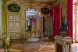 <center>Appartement intérieur du roi.</center> Le cabinet de la Pendule. Louis XV s’intéressait beaucoup aux sciences et en particulier à l’astronomie. On peut voir sur le sol de ce cabinet le tracé du méridien de Versailles, matérialisé par une baguette de cuivre. L’extraordinaire pendule, qui a donné son nom à la pièce, fut présentée à l’académie des Sciences, puis au roi au château de Choisy, avant d’être installée ici en 1754. Conçue par Claude-Siméon Passemant, ingénieur du roi, exécutée par l’horloger Louis Dauthiau et placée dans une caisse de bronze doré due à Jacques et Philippe Caffiéri, père et fils. Au centre de la pièce, le roi Louis-Philippe fit placer une réduction de la statue équestre du Bien-Aimé, surnom de Louis XV, que Bouchardon avait réalisée pour la place Louis XV, actuelle place de la Concorde, à Paris, et qui fut détruite à la Révolution.