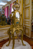 <center>Appartement intérieur du roi.</center>  L’horloge indique l’heure, le jour de la semaine, le mois, l’année et le quartier de la lune ; dans le globe de cristal, on peut voir les planètes opérer leur révolution autour du soleil selon le système de Copernic. Elle servit à fixer pour la première fois une heure officielle dans tout le royaume.