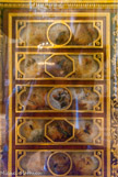 <center>Appartement intérieur du roi.</center> Pièce de la vaisselle d'or. La pièce contient un cabinet-médaillier de Guillaume Beneman. Il s'agit d'un meuble en ébène et acajou, recouvert de plaques de cire avec incrustations d’ailes de papillons.