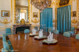 <center>Appartement intérieur du roi.</center>La salle à manger des Porcelaines. Cette salle à manger, créée sous Louis XV en 1769 pour ses soupers de retours de chasse, a surtout servi à Louis XVI et à Marie-Antoinette. Durant vingt ans, une quarantaine de convives s’assirent autour de la table à rallonges pour ces repas dits « de société », un nouveau type de souper à mi-chemin entre les grands couverts officiels et les repas « en particulier ». Cette salle à manger est aussi appelée salon des Porcelaines car chaque année à Noël, Louis XVI y faisait présenter les dernières productions de la manufacture de Sèvres.