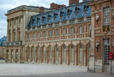<center> La cour Royale.</center>Le paviilon Dufour à l'extrémité de la vieille aile. Colonnes avec des chapiteaux corinthiens, exécution par Boichard et Thierry en 1826. L’appareil en brique et les pilastres remontent à Louis XIII.