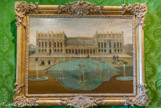 <center>Salles du XVIIe.</center>Vue de  Versailles avant la construction de la Galerie des Glaces. Le Vau a plaqué une nouvelle façade sur le château de Louis XIII et construit deux pavillons cubiques pour les appartements du Roi et de la Reine de part et d'autre d'une terrasse à l'italienne.