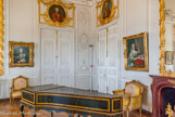<center>Le Grand cabinet de Madame Victoire.</center> Dessus de porte : Marie Leszczynska et Stanislas Ier Leszczynski. A droite : Louise-Elisabeth. A gauche : Victoire. Deux clavecins, l’un signé de Rückers et l’autre de Blanchet (sur la photo), rappellent que Madame Victoire jouait admirablement de cet instrument, et que Mozart lui dédia deux sonates pour clavecin et violon.