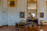 <center>Le Grand cabinet de Madame Victoire.</center> Il ne reste de l’appartement des Bains que la corniche, les boiseries aux angles de la pièce, ainsi que la belle cheminée. Dessus de porte : Stanislas Ier Leszczynski. A gauche : Louise-Elisabeth. A droite : Louis le Dauphin.