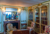 <center>Bibliothèque de Madame Victoire.</center> Les armoires abritent quelques livres reliés aux armes de Mesdames, provenant de leur bibliothèque de Versailles ou de celle du château de Bellevue, un coffret contenant une collection de cartes de géographie ayant appartenu à Madame Élisabeth, nièce de Mesdames. Le petit bureau à pente a été livré pour Madame Sophie ou Madame Louise en 1760, à leur retour de l’abbaye de Fontevraud. Les chaises ont fait partie du mobilier de Madame Victoire au château de Bellevue.