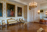 <center>Chambre à coucher de Mme Adélaïde.</center>Ce fut la chambre à coucher du fils légitimé de Louis XIV et de Mme de Montespan, le comte de Toulouse, de 1724 à 1737, puis du duc de Penthièvre, fils de ce dernier, de 1737 à 1744, et de la duchesse de Penthièvre de 1744 à 1750. Elle devint alors la chambre de la marquise de Pompadour, qui y mourut le 15 avril 1764. Elle fut prévue pour devenir la chambre de Marie-Josèphe de Saxe après son veuvage en 1765, mais la Dauphine mourut, le 13 mars 1767, sans avoir pu s’y installer. A gauche, Madame Victoire.