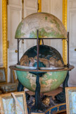 <center>Le grand cabinet du Dauphin.</center> Le globe céleste et terrestre, renfermant un second globe où sont figurés les reliefs émergés et sous-marins, a été créé par Edmé Mentelle en 1786, peint par François Vernet et doré par Jean-Nicolas Gardeur à la demande de Louis XVI qui le destinait à l’éducation de son fils. A l'intérieur de la partie mobile figurent constellations et signes du zodiaque.