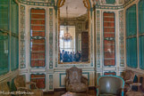 <center>La bibliothèque du Dauphin. </center> Cet ancien cabinet de travail du fils de Louis XV sera également utilisé par le futur Louis XVI, alors Dauphin, lorsqu’il habitera l’ancien appartement de sa mère. Ses boiseries en vernis Martin datent de 1755, et les anges musiciens de la corniche rappellent les goûts du fils de Louis XV qui chantait, jouait de l’orgue et faisait régulièrement de la musique de chambre avec ses sœurs.